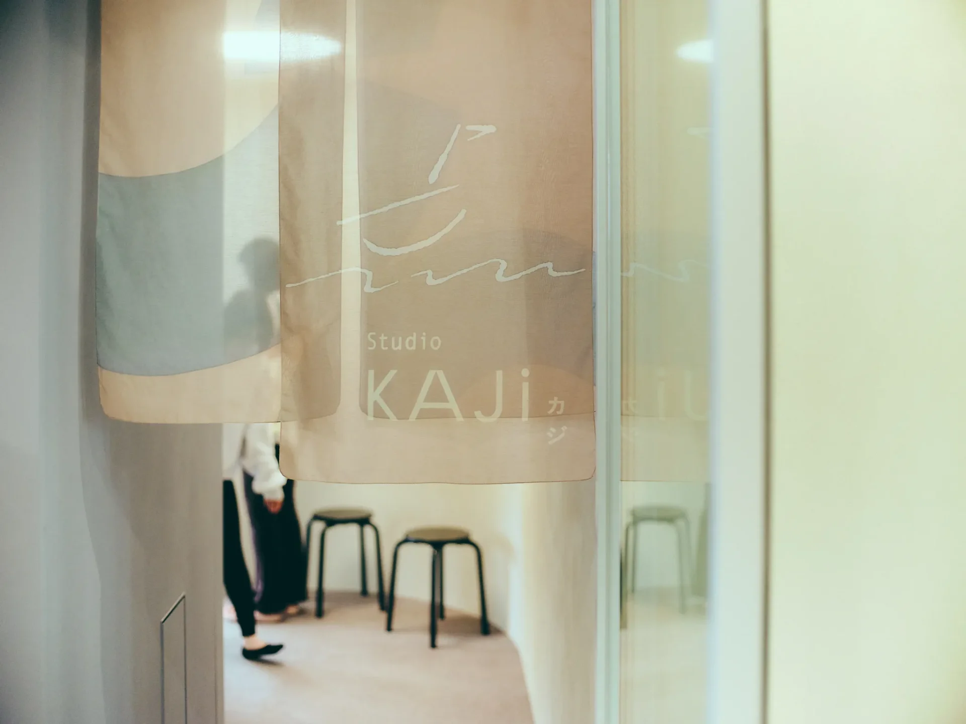 Studio KAJi ― のれん越しに見えるエントランス